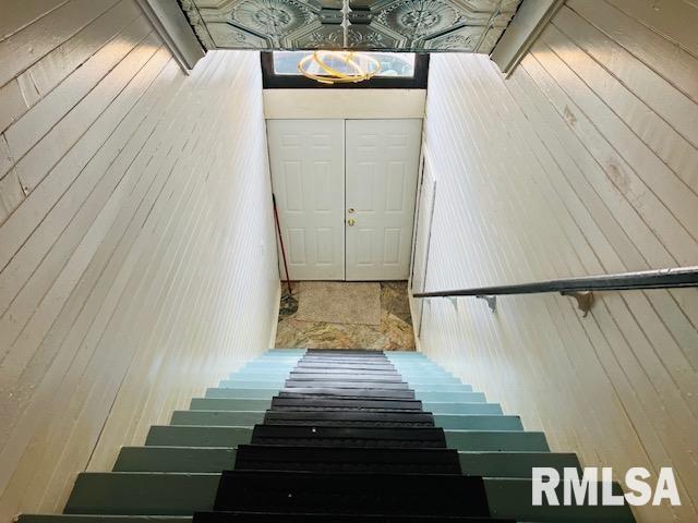 6 S Division St, Duquoin, IL 62832 - view of stairway