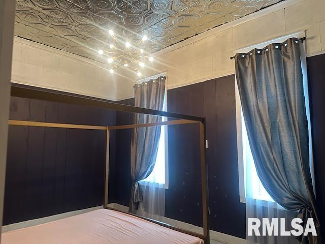 6 S Division St, Duquoin, IL 62832 - unfurnished bedroom featuring an ornate ceiling and a chandelier