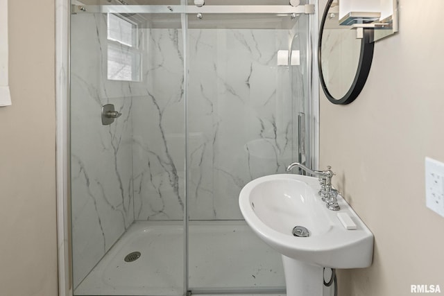 6 S Division St, Duquoin, IL 62832 - full bath featuring a marble finish shower and a sink