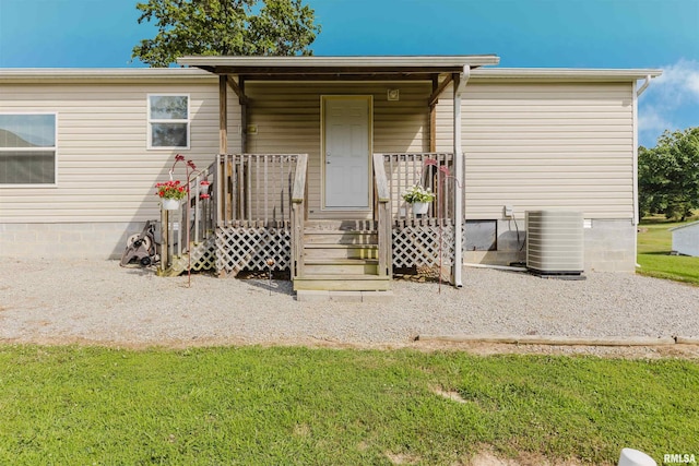 11149 Crenshaw Rd, Marion, IL 62922 - back of house with covered porch, crawl space, and a lawn