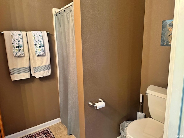 4139 Altenberger Rd, Metropolis, IL 62960 - full bath featuring a shower with curtain