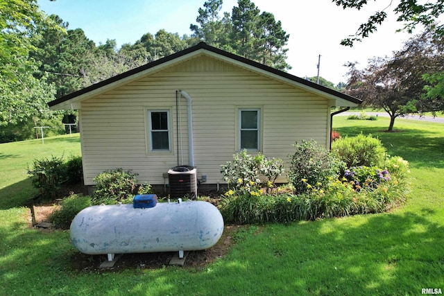 4139 Altenberger Rd, Metropolis, IL 62960 - view of side of home with a yard