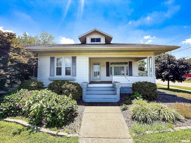 202 Flora Ave, Flora, IL 62839 - bungalow-style home with covered porch