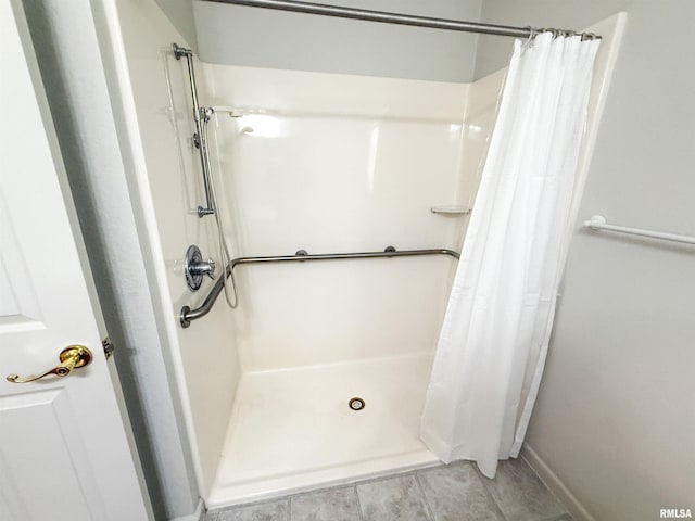 202 Flora Ave, Flora, IL 62839 - full bathroom with a shower with shower curtain and baseboards