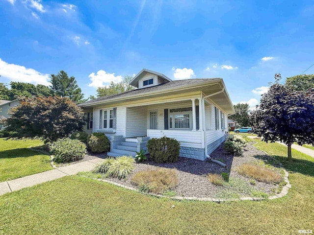 202 Flora Ave, Flora, IL 62839 - bungalow-style home with a porch and a front yard