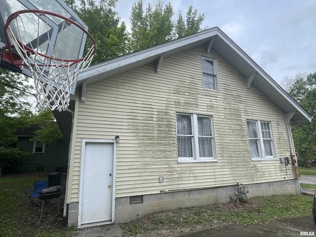 303 S Forest Ave, Carbondale, IL 62901 - back of property featuring crawl space