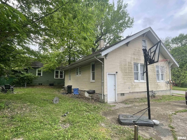 303 S Forest Ave, Carbondale, IL 62901 - rear view of property with a chimney and a lawn