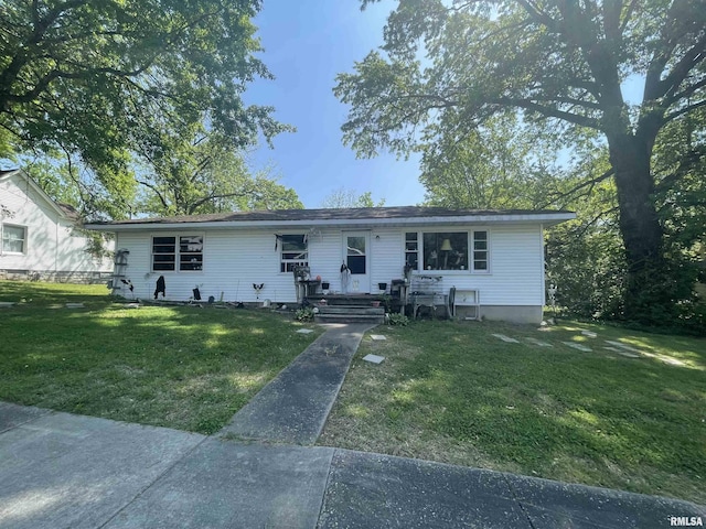 115 S Forest Ave, Carbondale, IL 62901 - view of front of house with a front yard