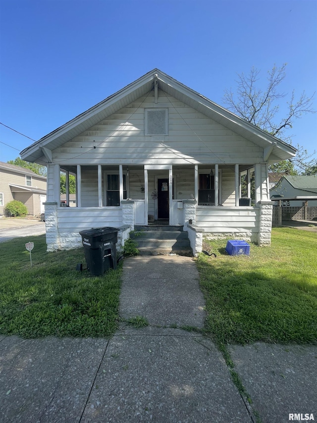 306 W Cherry St, Carbondale, IL 62901 - bungalow-style house with covered porch and a front yard