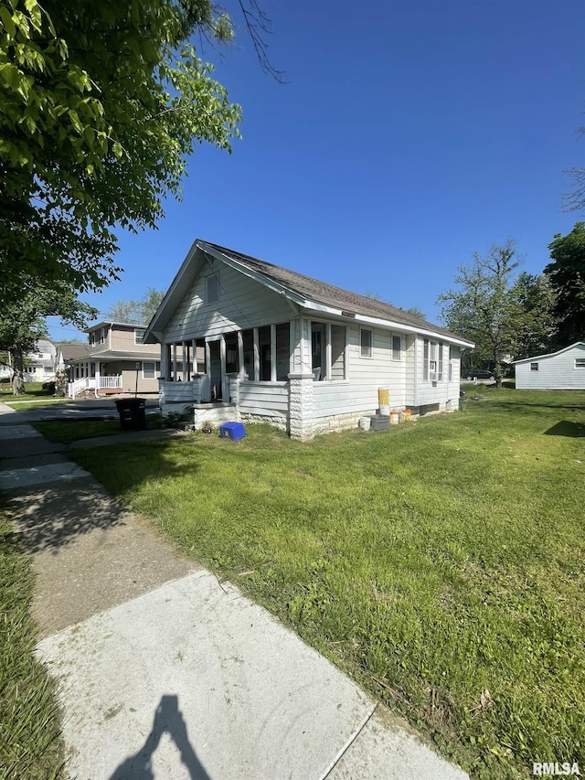 306 W Cherry St, Carbondale, IL 62901 - view of front of house with a front yard