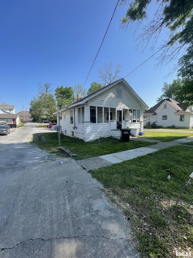 306 W Cherry St, Carbondale, IL 62901 - bungalow featuring a chimney and a front lawn