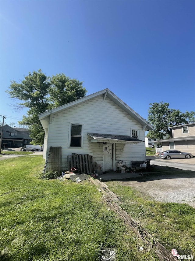306 W Cherry St, Carbondale, IL 62901 - view of side of property with a lawn