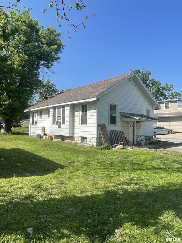 306 W Cherry St, Carbondale, IL 62901 - back of house with a lawn