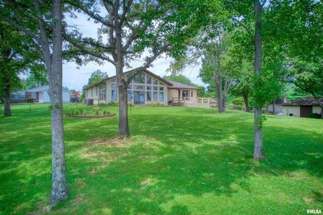 1382 Nicklaus Ln, Marion, IL 62959 - view of front facade with a front lawn
