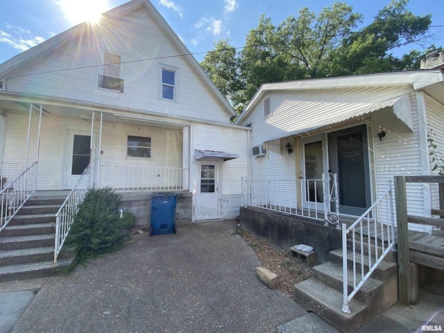 333 S Hickory St, Centralia, IL 62801 - view of front of property with a porch