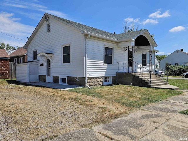 2500 Perkins Ave, Mount Vernon, IL 62864 - bungalow-style home featuring a shingled roof and a front lawn