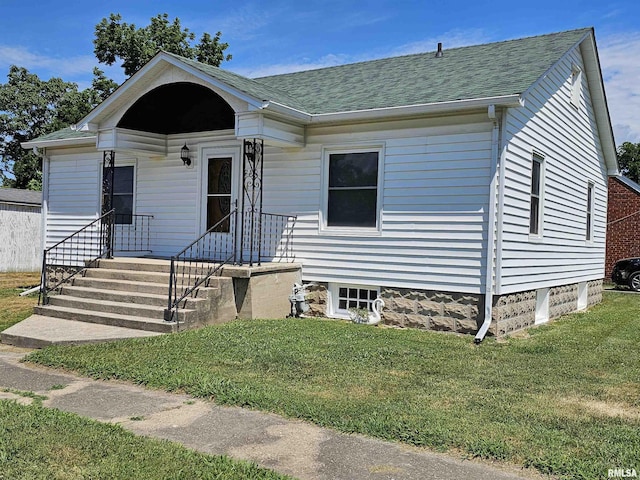 2500 Perkins Ave, Mount Vernon, IL 62864 - bungalow-style home featuring a front yard and a shingled roof
