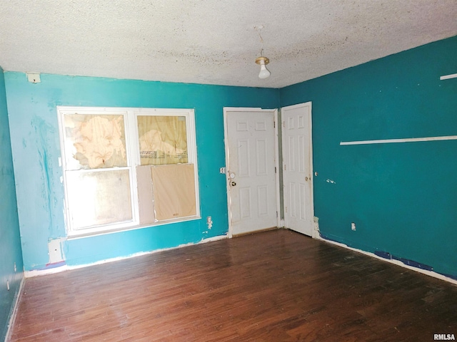 1605 E Pickett Ln, Marion, IL 62959 - spare room with wood finished floors and a textured ceiling