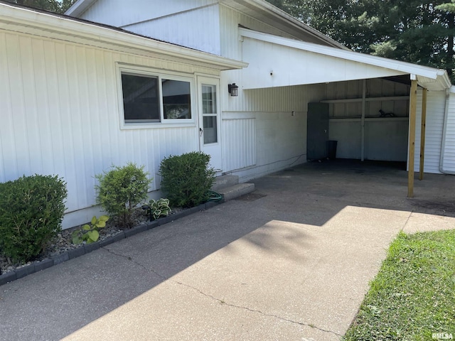 304 S Plover Dr, Carbondale, IL 62901 - view of exterior entry featuring driveway