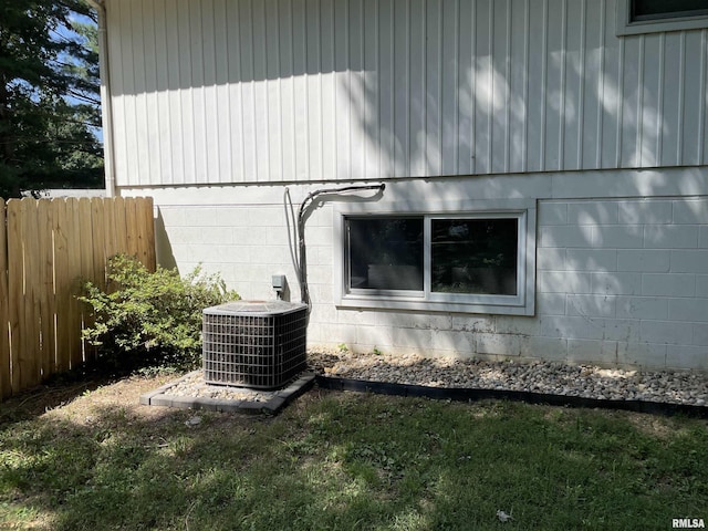 304 S Plover Dr, Carbondale, IL 62901 - view of side of home featuring concrete block siding