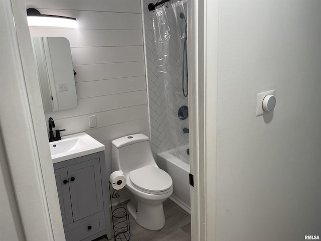 304 S Plover Dr, Carbondale, IL 62901 - bathroom with vanity, shower / bathtub combination with curtain, and wood finished floors