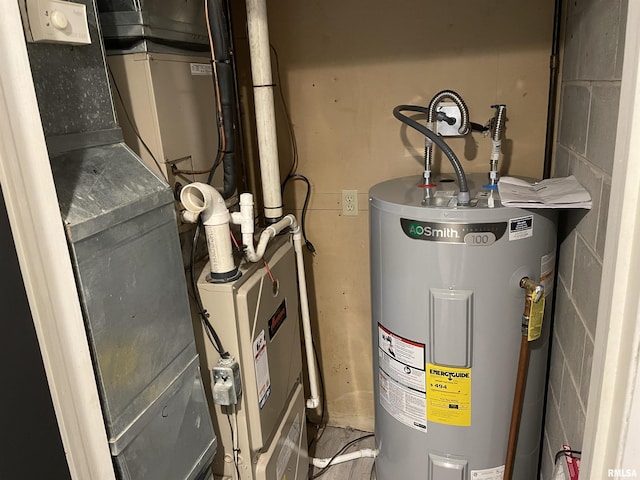 304 S Plover Dr, Carbondale, IL 62901 - utility room featuring water heater