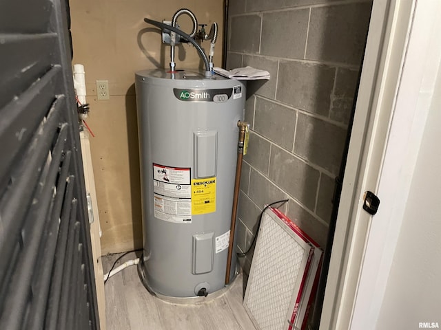 304 S Plover Dr, Carbondale, IL 62901 - utility room featuring water heater