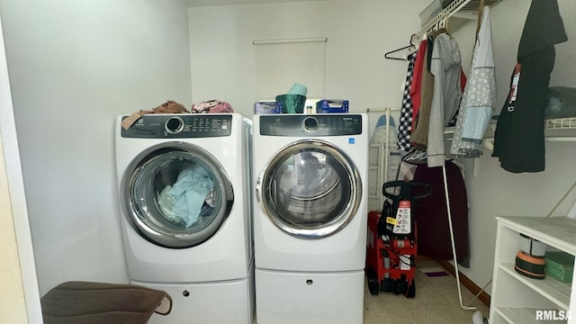 902 N Buchanan St, Benton, IL 62812 - laundry room featuring washing machine and clothes dryer