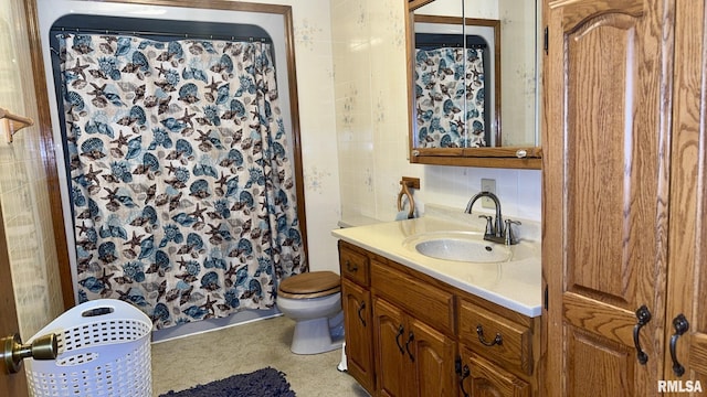 13919 Hamilton Pike Rd, Whittington, IL 62897 - bathroom featuring tile walls, vanity, a shower with curtain, and tasteful backsplash