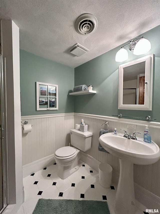304 May Apple Ln, Carbondale, IL 62903 - bathroom featuring wainscoting and a textured ceiling