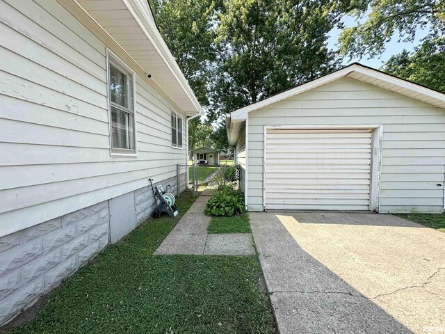 817 W Hendrickson St, Marion, IL 62959 - detached garage featuring concrete driveway