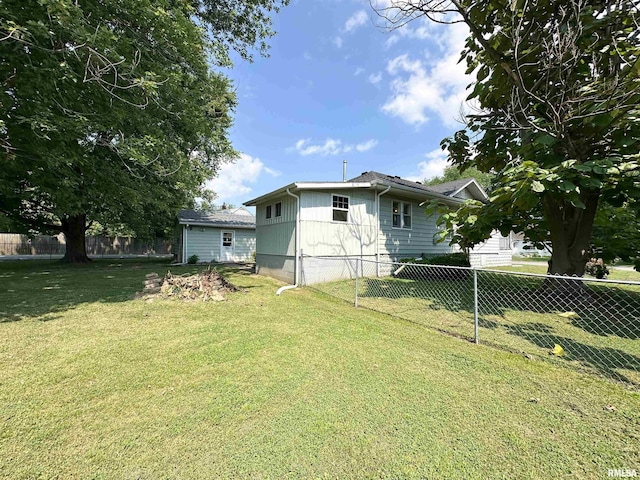 817 W Hendrickson St, Marion, IL 62959 - view of yard