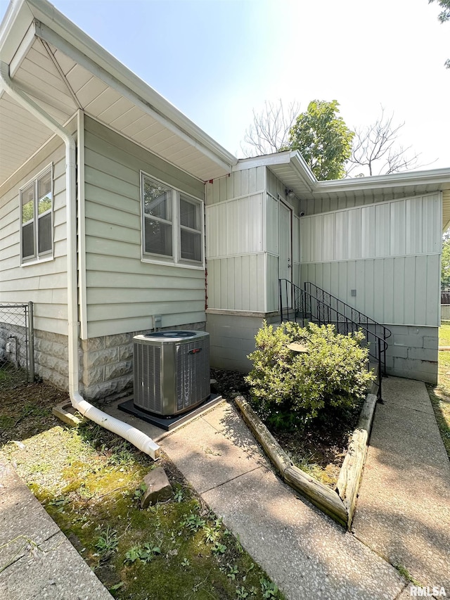 817 W Hendrickson St, Marion, IL 62959 - view of side of property featuring a central air condition unit