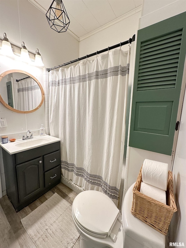 817 W Hendrickson St, Marion, IL 62959 - full bath featuring wood finished floors, vanity, and shower / bathtub combination with curtain
