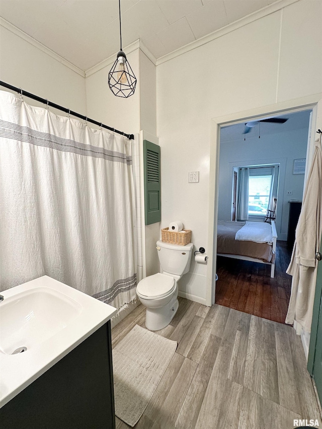 817 W Hendrickson St, Marion, IL 62959 - bathroom with crown molding, wood finished floors, vanity, ensuite bathroom, and curtained shower