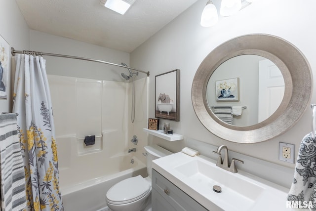 1600 S Eugene Ln, Marion, IL 62959 - full bath featuring shower / tub combo with curtain and vanity