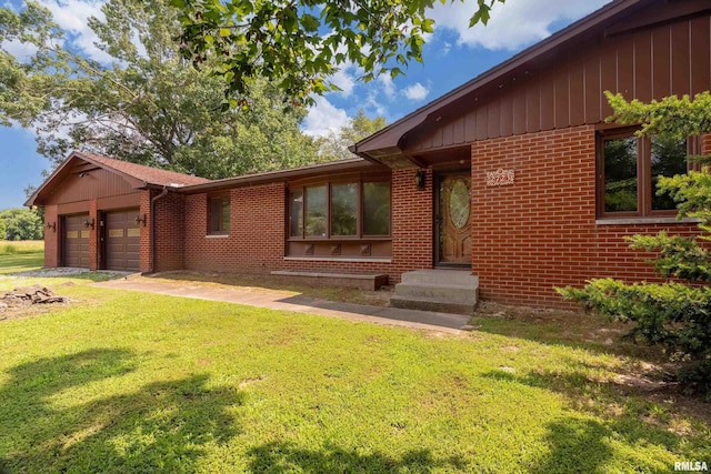 2723 Country Club Rd, Carbondale, IL 62901 - ranch-style home featuring brick siding, a front yard, entry steps, a garage, and driveway