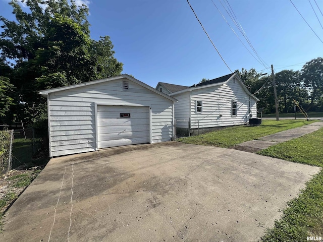 1409 N Van Buren, Marion, IL 62959 - view of side of property with a detached garage, driveway, and a yard