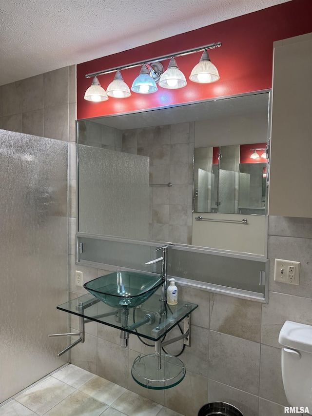1308 Shawnee Trl, Carterville, IL 62918 - bathroom featuring tile patterned flooring, tile walls, and a textured ceiling