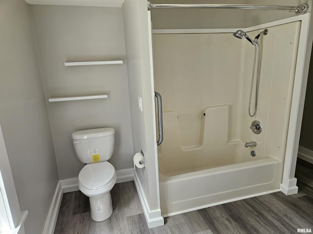 1206 N 14th St, Murphysboro, IL 62966 - bathroom featuring wood finished floors and washtub / shower combination