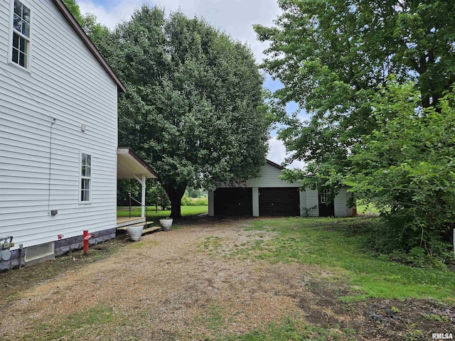 1206 N 14th St, Murphysboro, IL 62966 - view of yard featuring an outdoor structure and a garage