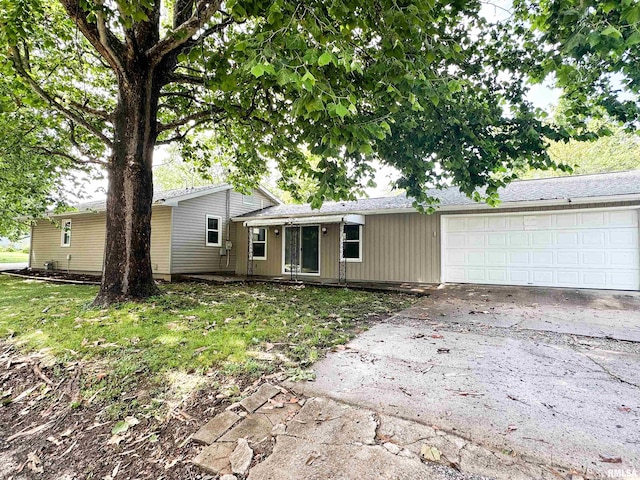 215 S Sunny Slope St, West Frankfort, IL 62896 - view of front facade with a garage and driveway