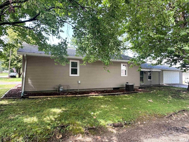 215 S Sunny Slope St, West Frankfort, IL 62896 - rear view of house featuring a yard and an attached garage