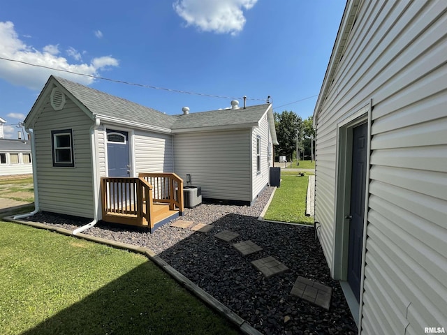 204 Oak St, Odin, IL 62870 - rear view of house with a lawn and roof with shingles