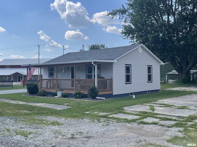 204 Oak St, Odin, IL 62870 - view of front facade with a porch, a shingled roof, and a front yard