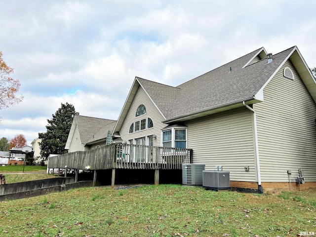 43 E Lakewood Dr, Metropolis, IL 62960 - back of property with a shingled roof, a deck, and a yard