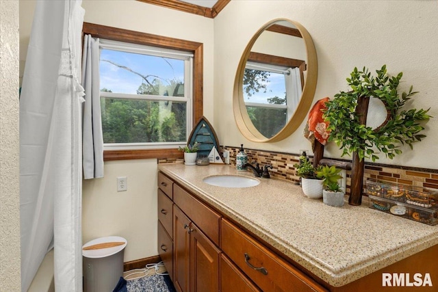 468 Clifty Heights Dr, Marion, IL 62959 - full bath featuring backsplash and vanity