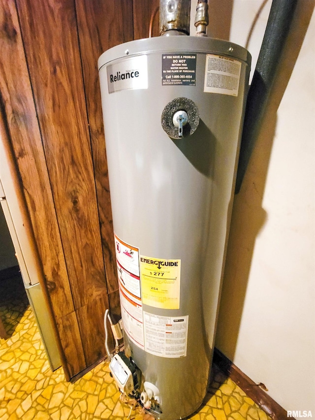 113 SW Mead St, Clay City, IL 62824 - utilities featuring water heater