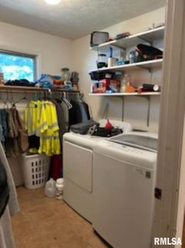 600 W Collins St, Goreville, IL 62939 - laundry room with washer and dryer