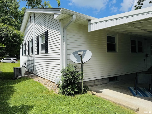 510 Morgan St, Anna, IL 62906 - view of side of home featuring a yard and an attached carport